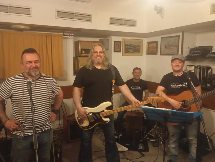 Usměvaví muzikanti s kytarami
