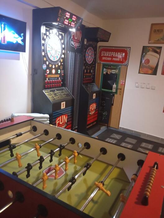 Šipkové automaty a stolní fotbal